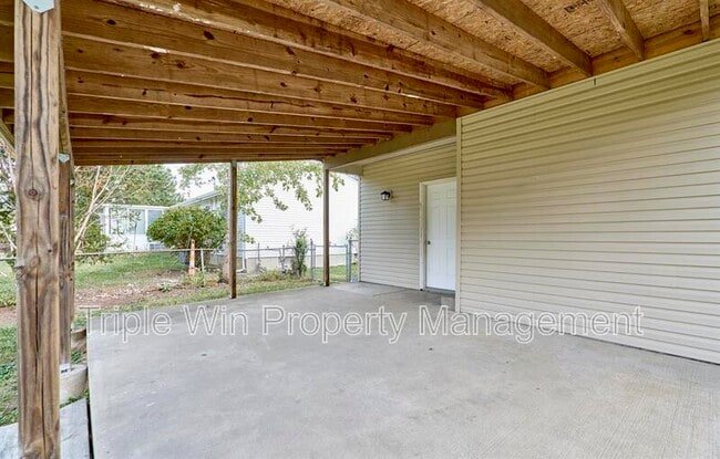 Building Photo - 2325 Golfway St