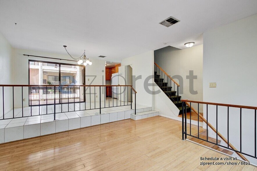 Building Photo - Unit 10