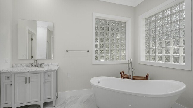 Building Photo - 6706 Oakmont Way