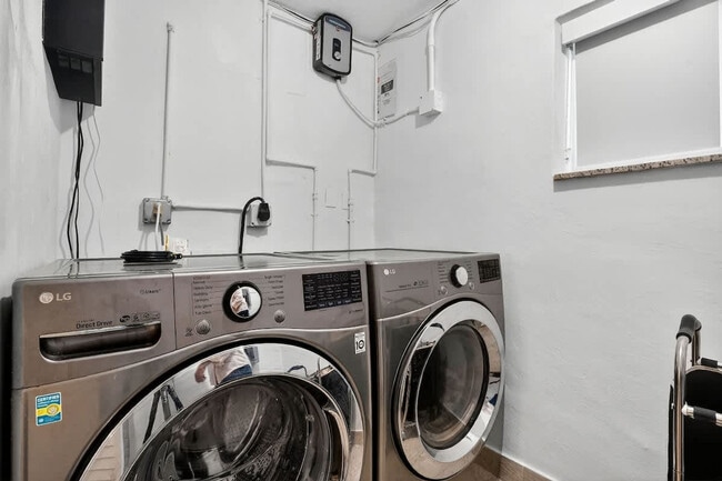 Building Photo - 6660 Custer St