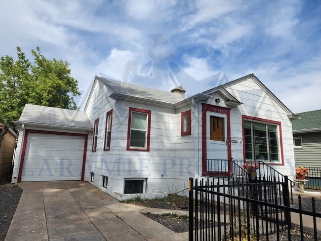 Primary Photo - 1617 E Custer St