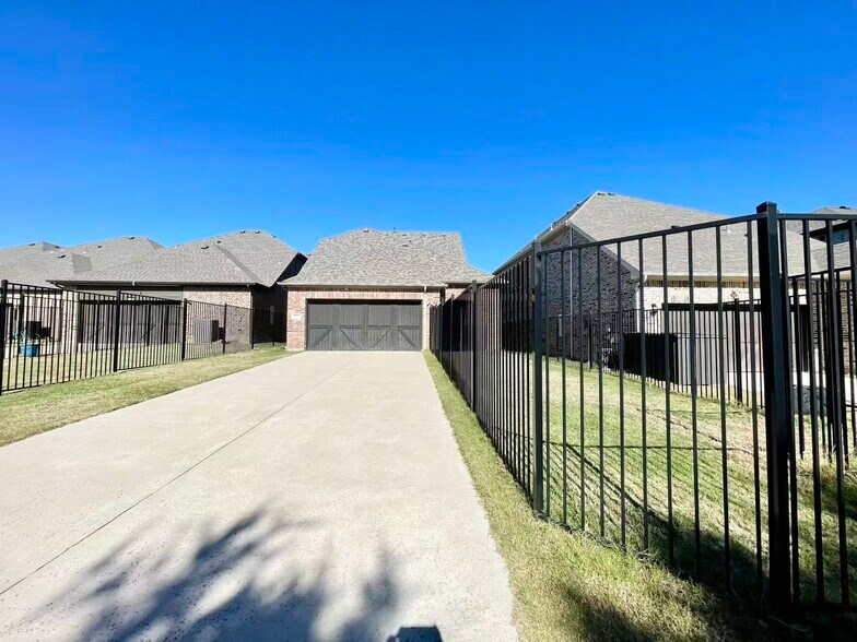 Building Photo - 8213 Bethpage Dr