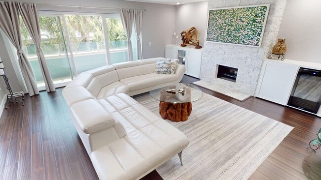 Building Photo - Stunning Bayfront 2/2.5 Condo in Montego Court