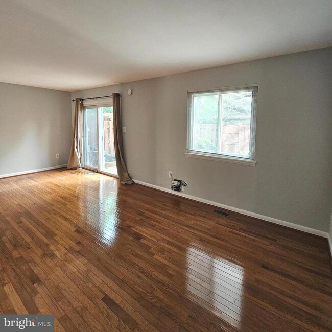Building Photo - 9657 Lindenbrook St