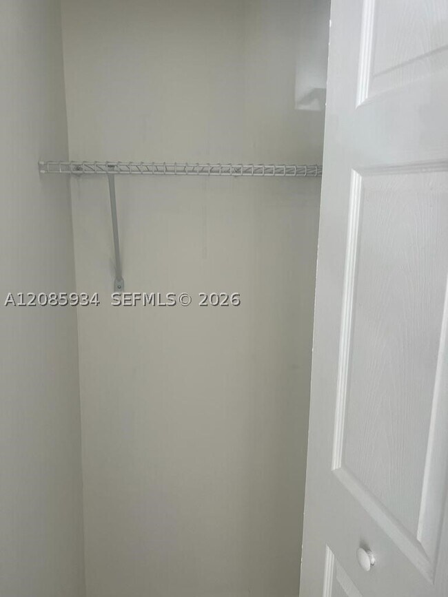 Building Photo - 526 SW 64th Ct