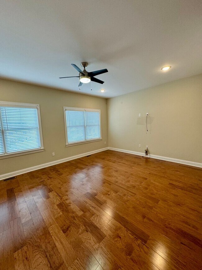 Building Photo - Spacious townhouse for rent in Bluestone H...