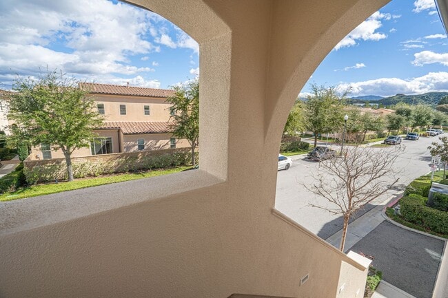 Building Photo - Unique 4-Bedroom, 3-story Live/Work Townhouse in the lushly landscaped Villa Metro Community!