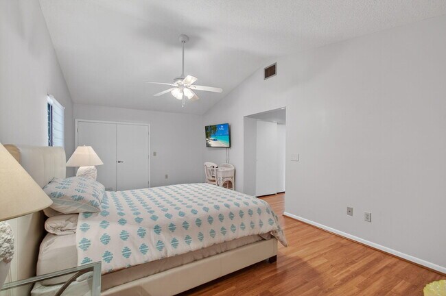 Building Photo - 2925 Riviera Dr