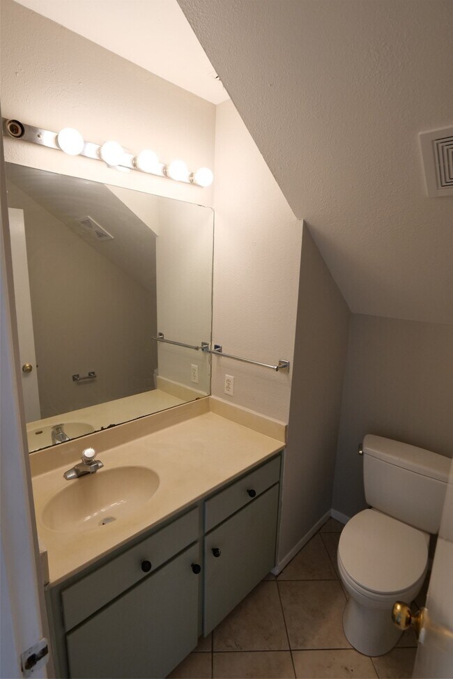 Building Photo - 9526 Val Verde St