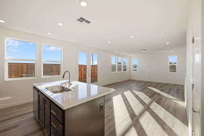 Building Photo - "Spacious 4-Bed, 3-Bath Oasis in Sacramento's Delta Shores!"