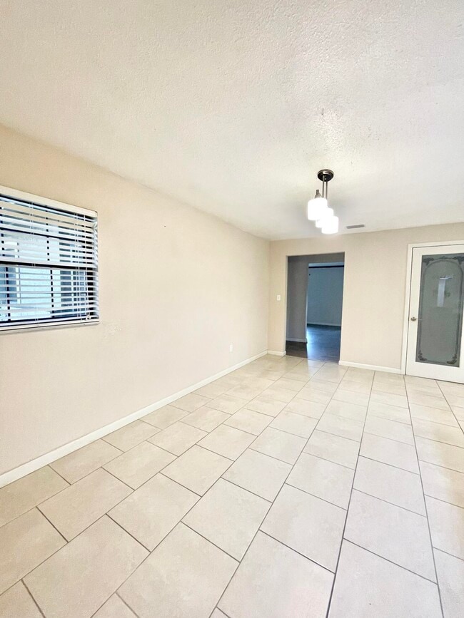 Building Photo - 3025 Briarwood Ln