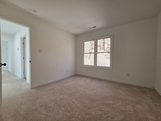 Building Photo - Large 3 story home located in Glenwood Park just minutes from downtown Richmond