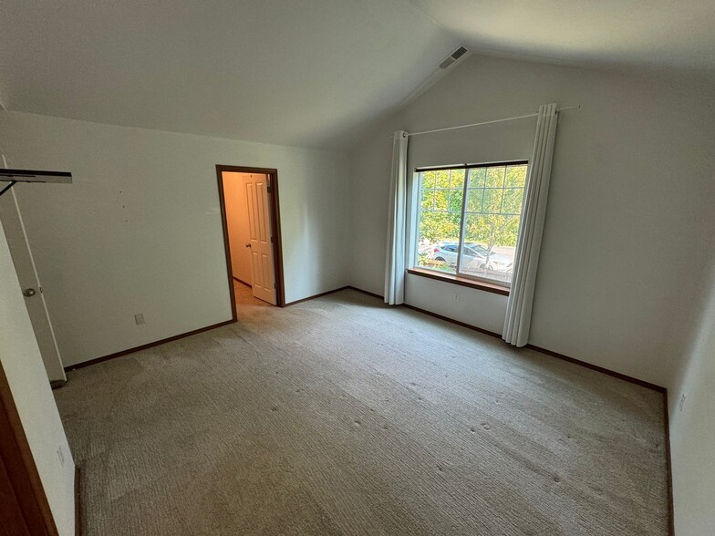 Building Photo - Spacious 3 bed 2.5 Bath Townhome