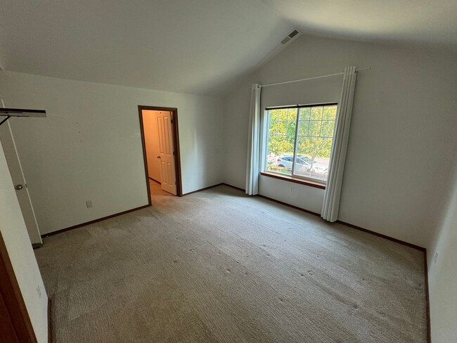 Building Photo - Spacious 3 bed 2.5 Bath Townhome One months free rent!