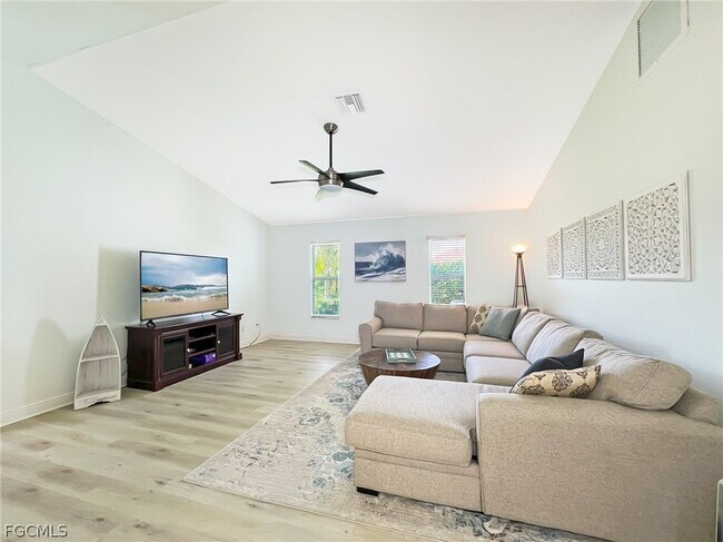 Building Photo - 1325 NE 5th Pl