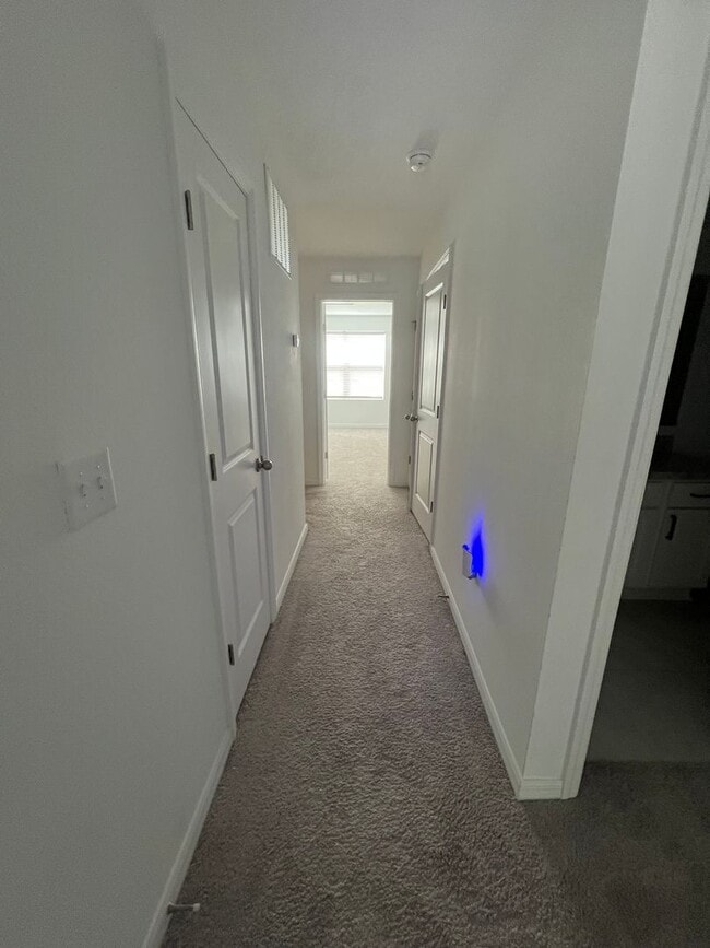 Building Photo - Modern 3-Bed Townhome w/ Garage in Desirable Davenport Community