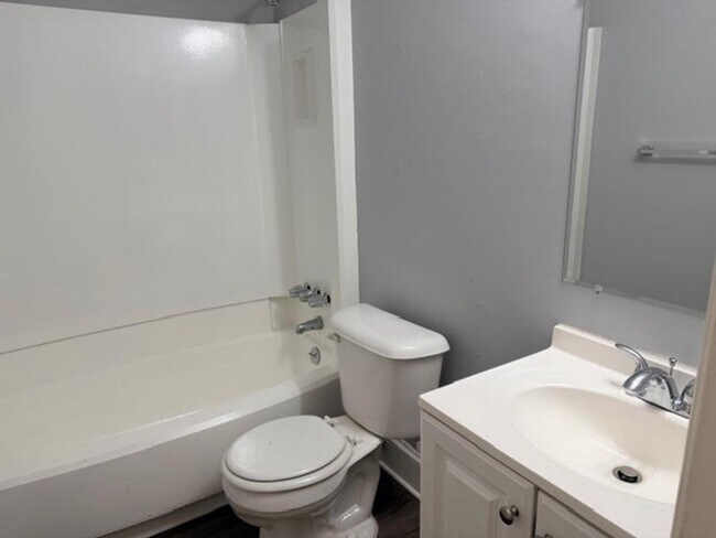 Building Photo - Newly Updated Duplex Unit in Riverdale