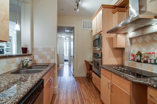 Building Photo - Available NOW! 2-Bed/2-Bath Hillsboro/Belmont