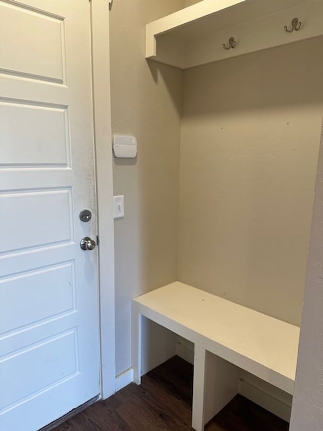 Building Photo - Beautiful 2 Story Duplex - Edmond Schools - Open Concept