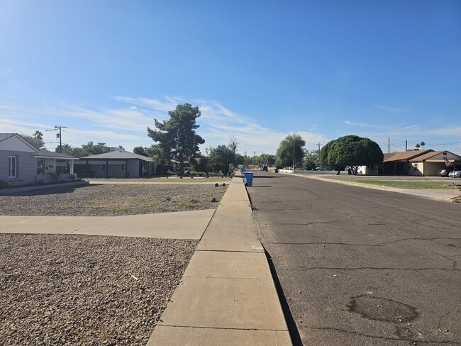 Building Photo - Charming Home 3 bedrooms 1 bath Large Yard.