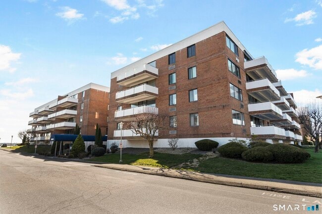 Building Photo - 1460 Elm St