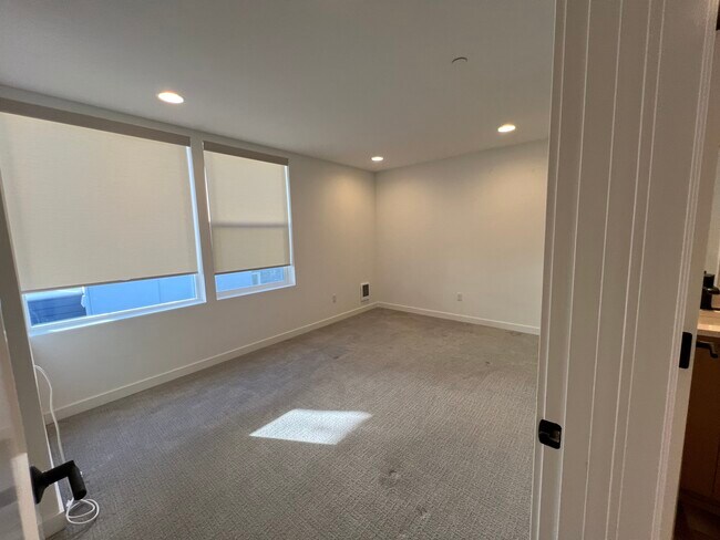 Building Photo - 16604 NE 85th St