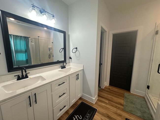 Building Photo - Stunning 4BR/2BA Home in Legacy Hill Estates