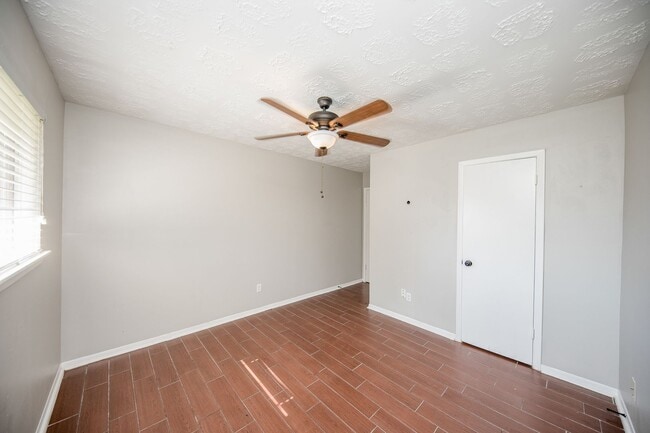 Building Photo - Coming Soon! Southwest Houston 3 bed/2 bat...