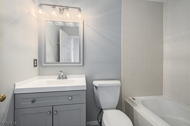 Building Photo - 10 Conklin Ct