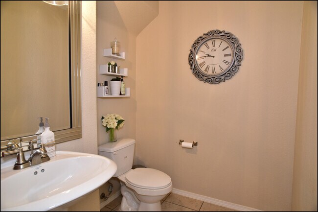 Building Photo - 6246 Viale Del Sol Ave