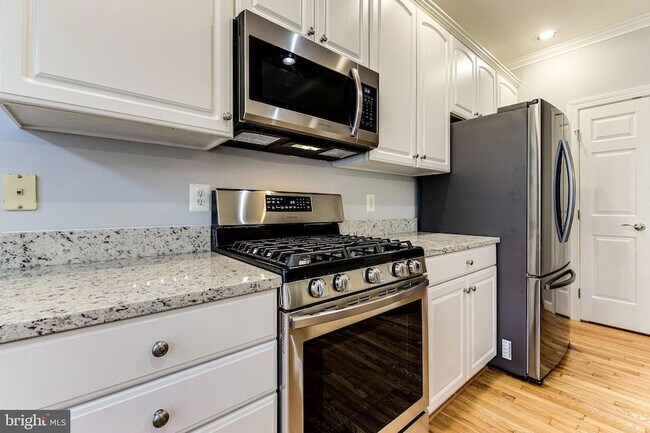 Building Photo - 953 Harrison Cir