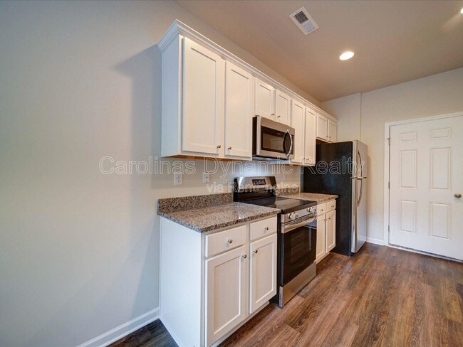 Building Photo - 916 S Battleground Ave