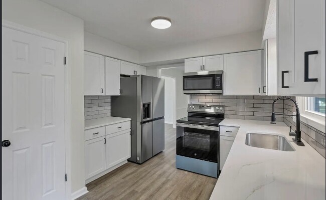 Building Photo - 11715 Village Way Dr