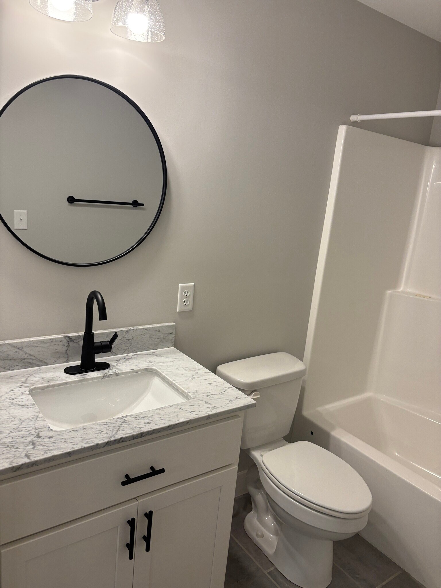 Jack/Jill Bath 2 - 1013 Oakmont Ln