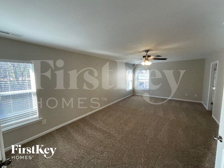 Building Photo - 204 Hillview Dr