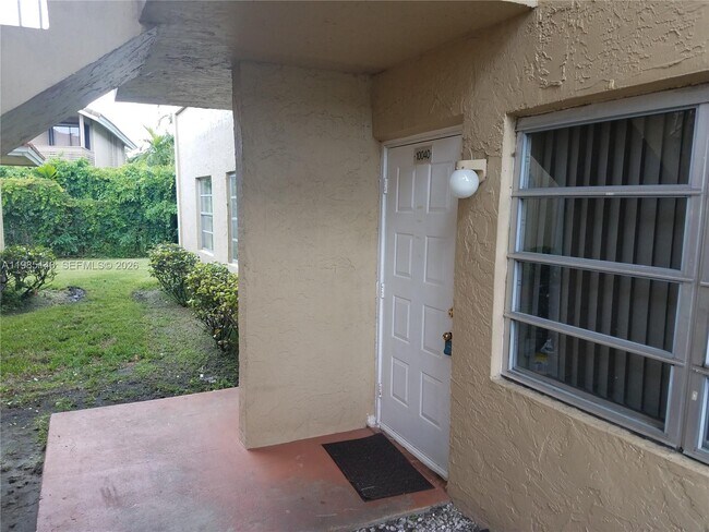 Building Photo - 10040 Twin Lakes Dr