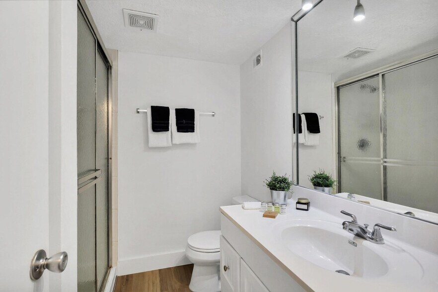 Building Photo - 5225 Collins Ave