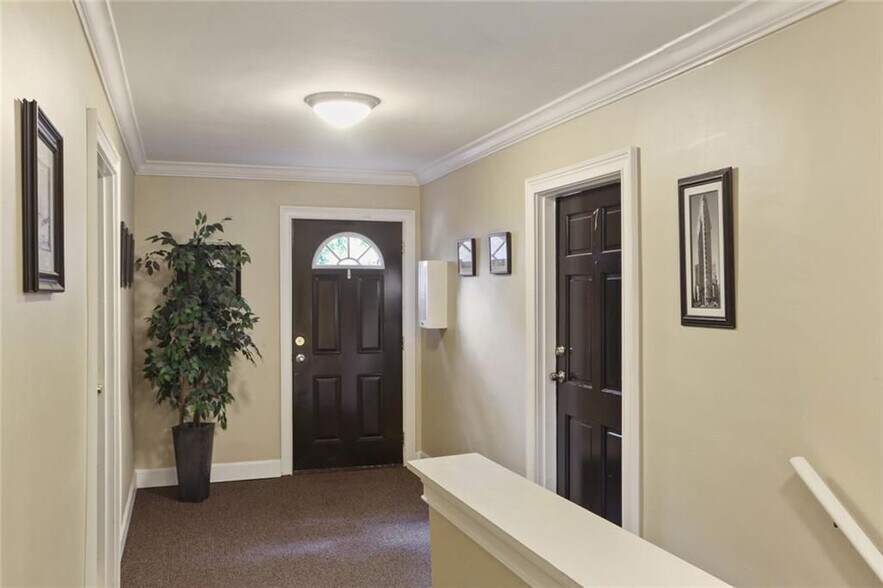 Building Photo - 880 Glendale Terrace NE