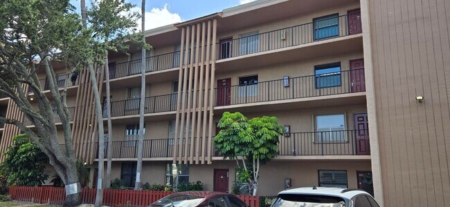 Building Photo - 7300 Lake Cir Dr