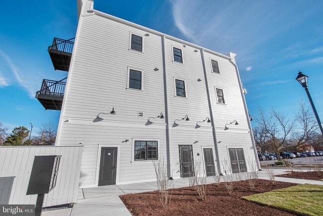 Building Photo - 123 S Washington St