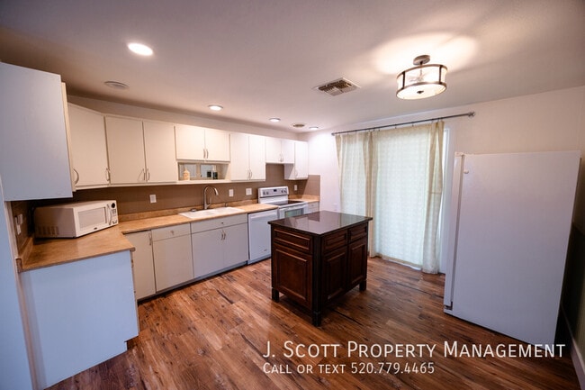 Building Photo - 3508 E Gelding Dr