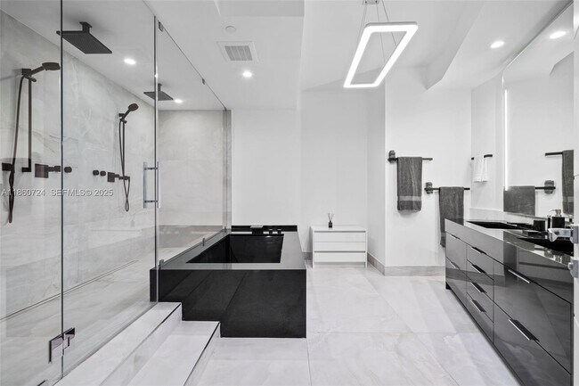 Building Photo - 18555 Collins Ave