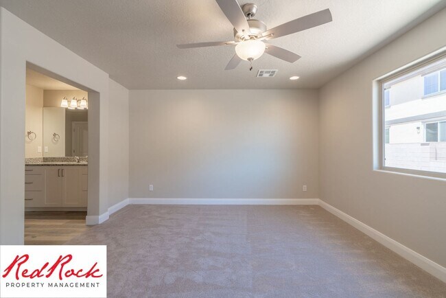 Building Photo - 4 Bedroom, 2.5 Bathroom Townhome in Hurric...