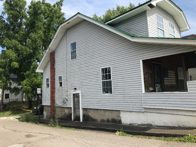 Building Photo - 322 28th St