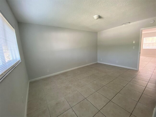 Building Photo - 853 SE 4th Ct