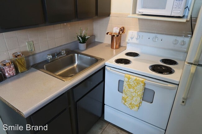 Building Photo - Studio, 1 bath Room For Rent - 510 E. Clark