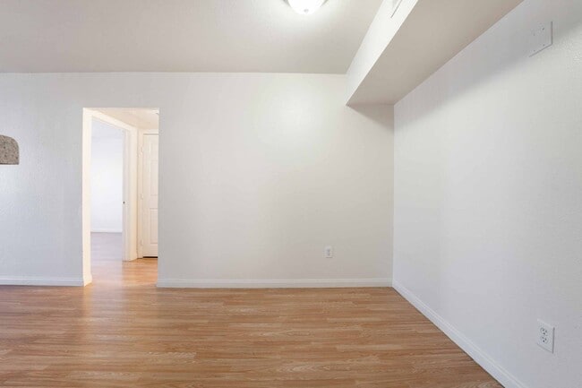 Building Photo - Modern 1-Bedroom Oasis: Prime Location!