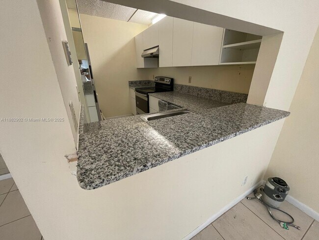 Building Photo - 820 Twin Lakes Dr