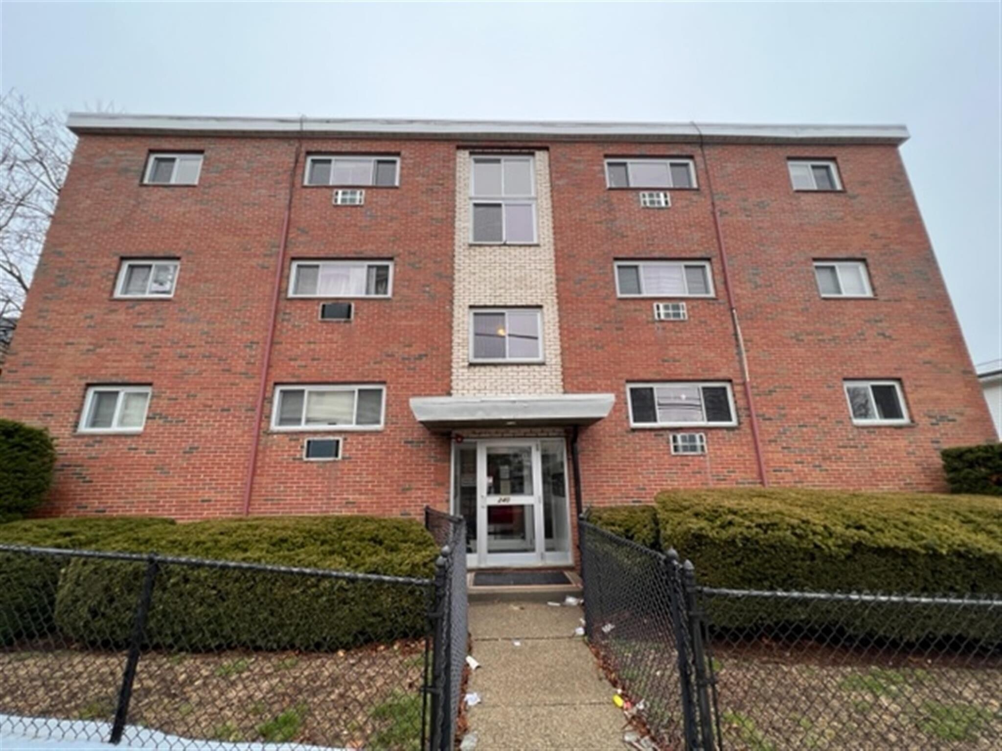 Building Photo - 240 Belmont St