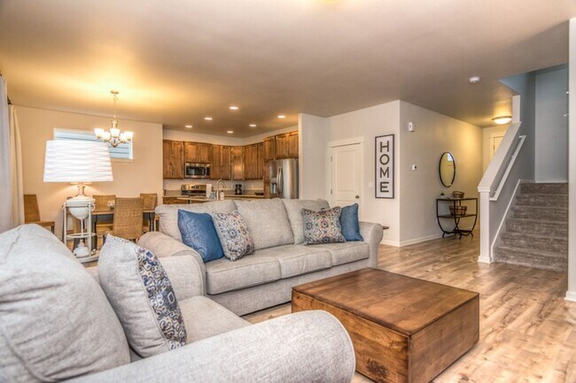 Building Photo - Spacious 3 Bedroom Home, Great Southeast B...
